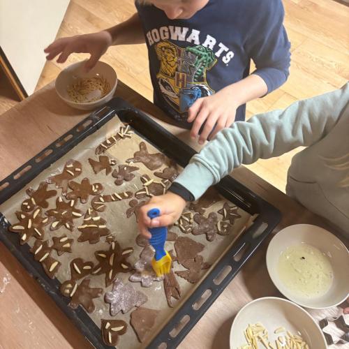 Weihnachtsbäckerei 1.Klassen