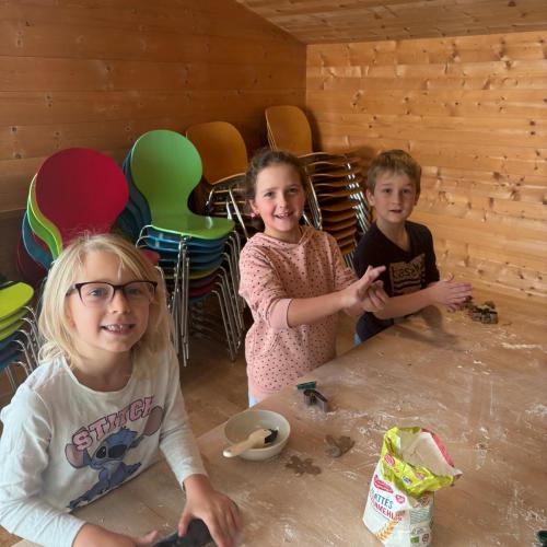 Weihnachtsbäckerei 1.Klassen