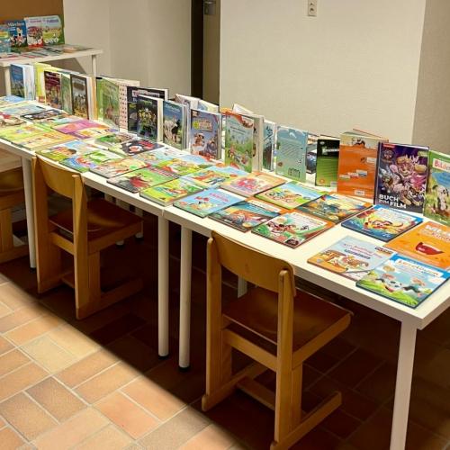 Tisch mit Büchern